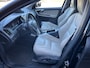 Volvo XC60 2.4 D5 Ocean Race | Trekhaak | Navigatie | Achteruitrijcamera | Parkeersensoren | Lederen Bekleding | Stoelverwarming | Getint Glas | Lichtmetalen Velgen 20 inch | Bi-Xenon Koplampen | Memory