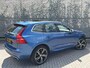 Volvo XC60 2.0 T5 AWD R-Design | Trekhaak | 360 Graden Camera | Parkeerassistent | Parkeerverwarming | Harman Kardon Audio | Panoramadak | Stoelverwarming | LED Koplampen Adaptief | Keyless Entry | Elektrische Achterklep | Navigatie | Apple Carplay | Android Auto