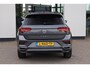 Volkswagen T-Roc 1.5 TSI Sport Business R 150PK / 110kW DSG, Panoramadak, R-Line in- en exterieur, achteruitrijcamera (rear view), parkeersensoren voor en achter (pdc), 18" 'Sebring' LMV, elektrisch verstel-, verwarm- en inklapbare buitenspiegels (spiegelpakket), lendesteun, LED verlichting, navigatie, verwarmbare voorstoelen, DAB+, elektrische achterklep, adaptieve cruise control (acc), Apple Carplay & Android Auto, keyless start & entry etc.