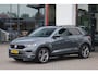 Volkswagen T-Roc 1.5 TSI Sport Business R 150PK / 110kW DSG, Panoramadak, R-Line in- en exterieur, achteruitrijcamera (rear view), parkeersensoren voor en achter (pdc), 18" 'Sebring' LMV, elektrisch verstel-, verwarm- en inklapbare buitenspiegels (spiegelpakket), lendesteun, LED verlichting, navigatie, verwarmbare voorstoelen, DAB+, elektrische achterklep, adaptieve cruise control (acc), Apple Carplay & Android Auto, keyless start & entry etc.