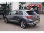 Volkswagen T-Roc 1.5 TSI Sport Business R 150PK / 110kW DSG, Panoramadak, R-Line in- en exterieur, achteruitrijcamera (rear view), parkeersensoren voor en achter (pdc), 18" 'Sebring' LMV, elektrisch verstel-, verwarm- en inklapbare buitenspiegels (spiegelpakket), lendesteun, LED verlichting, navigatie, verwarmbare voorstoelen, DAB+, elektrische achterklep, adaptieve cruise control (acc), Apple Carplay & Android Auto, keyless start & entry etc.