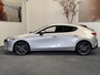 Mazda 3 2.0 E-SKYACTIV-G M HYBRID 122 AUTOMAAT EXCLUSIVE-LINE NAVIGATIE 360 CAMERA ADAPTIVE CRUISE CONTROL HEAD-UP DISPLAY APPLE CARPLAY/ANDROID RIJSTROOKSENSOREN DODEHOEKSENSOREN ZEER MOOI !!