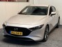 Mazda 3 2.0 E-SKYACTIV-G M HYBRID 122 AUTOMAAT EXCLUSIVE-LINE NAVIGATIE 360 CAMERA ADAPTIVE CRUISE CONTROL HEAD-UP DISPLAY APPLE CARPLAY/ANDROID RIJSTROOKSENSOREN DODEHOEKSENSOREN ZEER MOOI !!