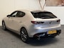 Mazda 3 2.0 E-SKYACTIV-G M HYBRID 122 AUTOMAAT EXCLUSIVE-LINE NAVIGATIE 360 CAMERA ADAPTIVE CRUISE CONTROL HEAD-UP DISPLAY APPLE CARPLAY/ANDROID RIJSTROOKSENSOREN DODEHOEKSENSOREN ZEER MOOI !!