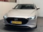 Mazda 3 2.0 E-SKYACTIV-G M HYBRID 122 AUTOMAAT EXCLUSIVE-LINE NAVIGATIE 360 CAMERA ADAPTIVE CRUISE CONTROL HEAD-UP DISPLAY APPLE CARPLAY/ANDROID RIJSTROOKSENSOREN DODEHOEKSENSOREN ZEER MOOI !!