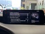 Mazda 3 2.0 E-SKYACTIV-G M HYBRID 122 AUTOMAAT EXCLUSIVE-LINE NAVIGATIE 360 CAMERA ADAPTIVE CRUISE CONTROL HEAD-UP DISPLAY APPLE CARPLAY/ANDROID RIJSTROOKSENSOREN DODEHOEKSENSOREN ZEER MOOI !!