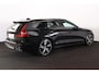 Volvo V60 B4 R-Design - IntelliSafe Assist & Surround - Harman/Kardon audio - Parkeercamera achter - Verwarmde voorstoelen, stuur & achterbank - Parkeersensoren voor & achter - Elektr. bedienb. bestuurdersstoel met geheugen - Draadloze tel. lader - Standkachel - Extra getint glas - 20' LMV