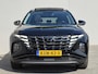 Hyundai Tucson 1.6 T-GDI PHEV Comfort Smart Sky 4WD / Dealeronderhouden / Fabrieksgarantie tot 06-2027 / Glazen schuif- en kanteldak / Stuur- & Stoelverwarming / Trekgewicht 1350 kg / Adaptief cruise control / Achteruitrijcamera / Krell Audio Systeem /