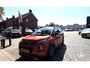Citroën C3 Aircross 1.2 Benzine * Navigatie * Airco * Cruise Control * Hoge Zit * Parkeersensoren * Apple Carplay / Android Auto * Bleutooth * Vingerhoets; Vierde Generatie Eersteklas Service. Al meer dan 100 jaar een begrip in de Brabantse Kempen