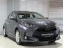 Toyota Yaris 1.5 Hybrid 115 Business Stoel/stuurwielverwarming , Parkeersensoren voor en achter , Camera , All Season banden met lm velgen , BTW auto