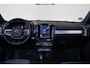 Volvo XC40 B3 Plus Black Edition - Panorama/schuifdak - IntelliSafe Assist & Surround - 360º Camera - Harman/Kardon audio - Verwarmde voorstoelen & stuur - Parkeersensoren voor & achter - Elektr. bedienb. voorstoelen met geheugen links - Draadloze tel. lader - Standkachel - Extra getint glas - 20' LMV