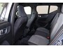 Volvo XC40 B3 Plus Black Edition - Panorama/schuifdak - IntelliSafe Assist & Surround - 360º Camera - Harman/Kardon audio - Verwarmde voorstoelen & stuur - Parkeersensoren voor & achter - Elektr. bedienb. voorstoelen met geheugen links - Draadloze tel. lader - Standkachel - Extra getint glas - 20' LMV