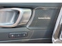 Volvo XC40 B3 Plus Black Edition - Panorama/schuifdak - IntelliSafe Assist & Surround - 360º Camera - Harman/Kardon audio - Verwarmde voorstoelen & stuur - Parkeersensoren voor & achter - Elektr. bedienb. voorstoelen met geheugen links - Draadloze tel. lader - Standkachel - Extra getint glas - 20' LMV