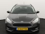 Ford Focus Wagon 1.0 Lease Edition Apple Carplay/Android Auto, Cruise control, Parkeersensor achter, Spraakbediening, Combineert een luxe uitstraling met veel comfort en een verrassend ruim interieur. Dankzij de royale bagageruimte en praktische indeling is deze stationwagen ideaal voor zowel dagelijks gebru