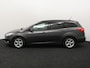 Ford Focus Wagon 1.0 Lease Edition Apple Carplay/Android Auto, Cruise control, Parkeersensor achter, Spraakbediening, Combineert een luxe uitstraling met veel comfort en een verrassend ruim interieur. Dankzij de royale bagageruimte en praktische indeling is deze stationwagen ideaal voor zowel dagelijks gebru