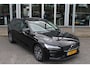 Volvo V60 B4 198PK Automaat Plus Dark | Schuif/kanteldak | Trekhaak | El. Stoelen | Draadloze telefoonlader | BLIS | Pilot Assist |