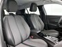 Peugeot e-2008 SUV EV Allure 50 kWh 136pk | Accu 93% | Navigatie | Climate Control | Cruise Control | Parkeersensoren | Keyless | Bluetooth | Apple CarPlay / Android Auto | DAB+ radio | Elektrisch inklapbare spiegels | Afneembare RMC trekhaak | Donker getint glas | 17" lichtmetalen velgen |