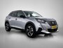 Peugeot e-2008 SUV EV Allure 50 kWh 136pk | Accu 93% | Navigatie | Climate Control | Cruise Control | Parkeersensoren | Keyless | Bluetooth | Apple CarPlay / Android Auto | DAB+ radio | Elektrisch inklapbare spiegels | Afneembare RMC trekhaak | Donker getint glas | 17" lichtmetalen velgen |