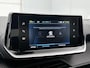 Peugeot e-2008 SUV EV Allure 50 kWh 136pk | Accu 93% | Navigatie | Climate Control | Cruise Control | Parkeersensoren | Keyless | Bluetooth | Apple CarPlay / Android Auto | DAB+ radio | Elektrisch inklapbare spiegels | Afneembare RMC trekhaak | Donker getint glas | 17" lichtmetalen velgen |