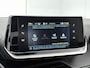 Peugeot e-208 EV Allure Pack 50 kWh 136pk | Accu 96% | Navigatie via Apple Carplay / Android Auto | Achteruitrijcamera | 3D Cockpit | Climate Control | Cruise Control | Parkeersensoren | Stof/kunstleder | Keyless start | DAB+ radio | Led koplampen | Donker getint glas | All seasonbanden | 16" lichtmetalen velgen |