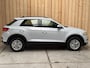 Volkswagen T-Roc 1.5 TSI Style Adaptieve cruise control | Climate control | Achteruitrijcamera | Apple CarPlay/Android Auto | Digitaal instrumentenpaneel | Navigatiesysteem | Parkeersensoren voor en achter