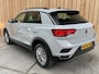 Volkswagen T-Roc 1.5 TSI Style Adaptieve cruise control | Climate control | Achteruitrijcamera | Apple CarPlay/Android Auto | Digitaal instrumentenpaneel | Navigatiesysteem | Parkeersensoren voor en achter