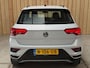 Volkswagen T-Roc 1.5 TSI Style Adaptieve cruise control | Climate control | Achteruitrijcamera | Apple CarPlay/Android Auto | Digitaal instrumentenpaneel | Navigatiesysteem | Parkeersensoren voor en achter
