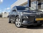 Hyundai Kona Electric EV Premium 64 kWh / NL-Auto / 204 PK / Warmtepomp / Apple-Carplay & Android-Auto / Stoelverwarming en -Verkoeling / Stuurverwarming / Adaptieve Cruise-Control / Elektr. Verstelbare-Stoelen / DAB Radio-Bluetooth / Navi / Dodehoek-Detectie / Climate-Control / PDC Camera-Achter / Keyless / 17'' LMV / ENZ.