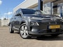 Hyundai Kona Electric EV Premium 64 kWh / NL-Auto / 204 PK / Warmtepomp / Apple-Carplay & Android-Auto / Stoelverwarming en -Verkoeling / Stuurverwarming / Adaptieve Cruise-Control / Elektr. Verstelbare-Stoelen / DAB Radio-Bluetooth / Navi / Dodehoek-Detectie / Climate-Control / PDC Camera-Achter / Keyless / 17'' LMV / ENZ.