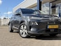 Hyundai Kona Electric EV Premium 64 kWh / NL-Auto / 204 PK / Warmtepomp / Apple-Carplay & Android-Auto / Stoelverwarming en -Verkoeling / Stuurverwarming / Adaptieve Cruise-Control / Elektr. Verstelbare-Stoelen / DAB Radio-Bluetooth / Navi / Dodehoek-Detectie / Climate-Control / PDC Camera-Achter / Keyless / 17'' LMV / ENZ.