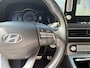 Hyundai Kona Electric EV Premium 64 kWh / NL-Auto / 204 PK / Warmtepomp / Apple-Carplay & Android-Auto / Stoelverwarming en -Verkoeling / Stuurverwarming / Adaptieve Cruise-Control / Elektr. Verstelbare-Stoelen / DAB Radio-Bluetooth / Navi / Dodehoek-Detectie / Climate-Control / PDC Camera-Achter / Keyless / 17'' LMV / ENZ.