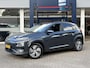 Hyundai Kona Electric EV Premium 64 kWh / NL-Auto / 204 PK / Warmtepomp / Apple-Carplay & Android-Auto / Stoelverwarming en -Verkoeling / Stuurverwarming / Adaptieve Cruise-Control / Elektr. Verstelbare-Stoelen / DAB Radio-Bluetooth / Navi / Dodehoek-Detectie / Climate-Control / PDC Camera-Achter / Keyless / 17'' LMV / ENZ.