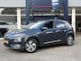 Hyundai Kona Electric EV Premium 64 kWh / NL-Auto / 204 PK / Warmtepomp / Apple-Carplay & Android-Auto / Stoelverwarming en -Verkoeling / Stuurverwarming / Adaptieve Cruise-Control / Elektr. Verstelbare-Stoelen / DAB Radio-Bluetooth / Navi / Dodehoek-Detectie / Climate-Control / PDC Camera-Achter / Keyless / 17'' LMV / ENZ.