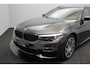 BMW 5-Serie Touring 520i High Executive M-Sport M-Sport / Sport onderstel / Camera / 19'' LM velgen / Alcantara / Adap. LED / Shadow Line