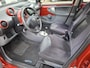 Toyota Aygo 1.0-12V Aspiration Red /Nieuwe apk bij aflevering/AUTOMAAT/carplay/Airco/Lm velgen/5 drs.