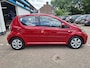 Toyota Aygo 1.0-12V Aspiration Red /Nieuwe apk bij aflevering/AUTOMAAT/carplay/Airco/Lm velgen/5 drs.