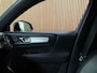 Volvo XC40 T4 Recharge Plus Bright | Trekhaak | Harman Kardon | All Season banden | Bestuurdersstoel elektrisch geheugen | Adaptieve Cruise Control | Stoel en Stuurwielverwarming | Parkeercamera | Pilot Assist | BLIS Dode Hoek Detectie | Parkeersensoren voor+achter | Passagiersstoel elektrisch | 18 Inch | Zitting velenging voorstoelen | Keyless Drive | Climate Control L+R | Regensensor | Privacy Glass | Automatisch dimmende binnen en buitenspiegels | Elektrisch bedienbare achterklep | DAB Radio | Draadloos telefoon opladen | Apple Carplay/Android Auto | Volvo On Call met mobiele App functie | Onyx Black Metallic |