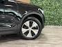 Volvo XC40 T4 Recharge Plus Bright | Trekhaak | Harman Kardon | All Season banden | Bestuurdersstoel elektrisch geheugen | Adaptieve Cruise Control | Stoel en Stuurwielverwarming | Parkeercamera | Pilot Assist | BLIS Dode Hoek Detectie | Parkeersensoren voor+achter | Passagiersstoel elektrisch | 18 Inch | Zitting velenging voorstoelen | Keyless Drive | Climate Control L+R | Regensensor | Privacy Glass | Automatisch dimmende binnen en buitenspiegels | Elektrisch bedienbare achterklep | DAB Radio | Draadloos telefoon opladen | Apple Carplay/Android Auto | Volvo On Call met mobiele App functie | Onyx Black Metallic |