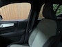 Volvo XC40 T4 Recharge Plus Bright | Trekhaak | Harman Kardon | All Season banden | Bestuurdersstoel elektrisch geheugen | Adaptieve Cruise Control | Stoel en Stuurwielverwarming | Parkeercamera | Pilot Assist | BLIS Dode Hoek Detectie | Parkeersensoren voor+achter | Passagiersstoel elektrisch | 18 Inch | Zitting velenging voorstoelen | Keyless Drive | Climate Control L+R | Regensensor | Privacy Glass | Automatisch dimmende binnen en buitenspiegels | Elektrisch bedienbare achterklep | DAB Radio | Draadloos telefoon opladen | Apple Carplay/Android Auto | Volvo On Call met mobiele App functie | Onyx Black Metallic |