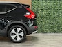 Volvo XC40 T4 Recharge Plus Bright | Trekhaak | Harman Kardon | All Season banden | Bestuurdersstoel elektrisch geheugen | Adaptieve Cruise Control | Stoel en Stuurwielverwarming | Parkeercamera | Pilot Assist | BLIS Dode Hoek Detectie | Parkeersensoren voor+achter | Passagiersstoel elektrisch | 18 Inch | Zitting velenging voorstoelen | Keyless Drive | Climate Control L+R | Regensensor | Privacy Glass | Automatisch dimmende binnen en buitenspiegels | Elektrisch bedienbare achterklep | DAB Radio | Draadloos telefoon opladen | Apple Carplay/Android Auto | Volvo On Call met mobiele App functie | Onyx Black Metallic |