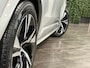 Volvo XC90 T8 AWD Recharge R-Design Long Range | Luchtvering | Stoelventilatie | Trekhaak | 360° Camera | Harman Kardon | 455pk | Schuifdak | Stoelmassage | Adaptieve Cruise Control | Stoelverwarming voor+achter | Stuurwielverwarming | 20 Inch | Full LED meesturende koplampen | Pilot Assist | BLIS Dode Hoek Detectie | Elektrische voorstoelen geheugen | Nappa lederen bekleding | Lederen dashboard | Elektrisch verstelbare zijwangen | Keyless Drive | Parkeersensoren voor+achter | Privacy Glass | Elektrisch bedienbare achterklep | Gelamineerde/geluidwerende zijramen | Geïntegreerde zongordijnen achterportieren | 7-Persoons | 4-Zone Climate Control | DAB Radio | Apple Carplay/Android Auto | Draadloos telefoon opladen | Verlichte instaplijsten | Volvo On Call met mobiele App functie | Bright Silver Metallic |
