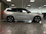 Volvo XC90 T8 AWD Recharge R-Design Long Range | Luchtvering | Stoelventilatie | Trekhaak | 360° Camera | Harman Kardon | 455pk | Schuifdak | Stoelmassage | Adaptieve Cruise Control | Stoelverwarming voor+achter | Stuurwielverwarming | 20 Inch | Full LED meesturende koplampen | Pilot Assist | BLIS Dode Hoek Detectie | Elektrische voorstoelen geheugen | Nappa lederen bekleding | Lederen dashboard | Elektrisch verstelbare zijwangen | Keyless Drive | Parkeersensoren voor+achter | Privacy Glass | Elektrisch bedienbare achterklep | Gelamineerde/geluidwerende zijramen | Geïntegreerde zongordijnen achterportieren | 7-Persoons | 4-Zone Climate Control | DAB Radio | Apple Carplay/Android Auto | Draadloos telefoon opladen | Verlichte instaplijsten | Volvo On Call met mobiele App functie | Bright Silver Metallic |