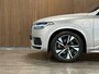 Volvo XC90 T8 AWD Recharge R-Design Long Range | Luchtvering | Stoelventilatie | Trekhaak | 360° Camera | Harman Kardon | 455pk | Schuifdak | Stoelmassage | Adaptieve Cruise Control | Stoelverwarming voor+achter | Stuurwielverwarming | 20 Inch | Full LED meesturende koplampen | Pilot Assist | BLIS Dode Hoek Detectie | Elektrische voorstoelen geheugen | Nappa lederen bekleding | Lederen dashboard | Elektrisch verstelbare zijwangen | Keyless Drive | Parkeersensoren voor+achter | Privacy Glass | Elektrisch bedienbare achterklep | Gelamineerde/geluidwerende zijramen | Geïntegreerde zongordijnen achterportieren | 7-Persoons | 4-Zone Climate Control | DAB Radio | Apple Carplay/Android Auto | Draadloos telefoon opladen | Verlichte instaplijsten | Volvo On Call met mobiele App functie | Bright Silver Metallic |