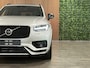 Volvo XC90 T8 AWD Recharge R-Design Long Range | Luchtvering | Stoelventilatie | Trekhaak | 360° Camera | Harman Kardon | 455pk | Schuifdak | Stoelmassage | Adaptieve Cruise Control | Stoelverwarming voor+achter | Stuurwielverwarming | 20 Inch | Full LED meesturende koplampen | Pilot Assist | BLIS Dode Hoek Detectie | Elektrische voorstoelen geheugen | Nappa lederen bekleding | Lederen dashboard | Elektrisch verstelbare zijwangen | Keyless Drive | Parkeersensoren voor+achter | Privacy Glass | Elektrisch bedienbare achterklep | Gelamineerde/geluidwerende zijramen | Geïntegreerde zongordijnen achterportieren | 7-Persoons | 4-Zone Climate Control | DAB Radio | Apple Carplay/Android Auto | Draadloos telefoon opladen | Verlichte instaplijsten | Volvo On Call met mobiele App functie | Bright Silver Metallic |