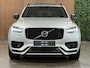 Volvo XC90 T8 AWD Recharge R-Design Long Range | Luchtvering | Stoelventilatie | Trekhaak | 360° Camera | Harman Kardon | 455pk | Schuifdak | Stoelmassage | Adaptieve Cruise Control | Stoelverwarming voor+achter | Stuurwielverwarming | 20 Inch | Full LED meesturende koplampen | Pilot Assist | BLIS Dode Hoek Detectie | Elektrische voorstoelen geheugen | Nappa lederen bekleding | Lederen dashboard | Elektrisch verstelbare zijwangen | Keyless Drive | Parkeersensoren voor+achter | Privacy Glass | Elektrisch bedienbare achterklep | Gelamineerde/geluidwerende zijramen | Geïntegreerde zongordijnen achterportieren | 7-Persoons | 4-Zone Climate Control | DAB Radio | Apple Carplay/Android Auto | Draadloos telefoon opladen | Verlichte instaplijsten | Volvo On Call met mobiele App functie | Bright Silver Metallic |