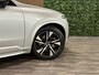 Volvo XC90 T8 AWD Recharge R-Design Long Range | Luchtvering | Stoelventilatie | Trekhaak | 360° Camera | Harman Kardon | 455pk | Schuifdak | Stoelmassage | Adaptieve Cruise Control | Stoelverwarming voor+achter | Stuurwielverwarming | 20 Inch | Full LED meesturende koplampen | Pilot Assist | BLIS Dode Hoek Detectie | Elektrische voorstoelen geheugen | Nappa lederen bekleding | Lederen dashboard | Elektrisch verstelbare zijwangen | Keyless Drive | Parkeersensoren voor+achter | Privacy Glass | Elektrisch bedienbare achterklep | Gelamineerde/geluidwerende zijramen | Geïntegreerde zongordijnen achterportieren | 7-Persoons | 4-Zone Climate Control | DAB Radio | Apple Carplay/Android Auto | Draadloos telefoon opladen | Verlichte instaplijsten | Volvo On Call met mobiele App functie | Bright Silver Metallic |