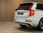 Volvo XC90 T8 AWD Recharge R-Design Long Range | Luchtvering | Stoelventilatie | Trekhaak | 360° Camera | Harman Kardon | 455pk | Schuifdak | Stoelmassage | Adaptieve Cruise Control | Stoelverwarming voor+achter | Stuurwielverwarming | 20 Inch | Full LED meesturende koplampen | Pilot Assist | BLIS Dode Hoek Detectie | Elektrische voorstoelen geheugen | Nappa lederen bekleding | Lederen dashboard | Elektrisch verstelbare zijwangen | Keyless Drive | Parkeersensoren voor+achter | Privacy Glass | Elektrisch bedienbare achterklep | Gelamineerde/geluidwerende zijramen | Geïntegreerde zongordijnen achterportieren | 7-Persoons | 4-Zone Climate Control | DAB Radio | Apple Carplay/Android Auto | Draadloos telefoon opladen | Verlichte instaplijsten | Volvo On Call met mobiele App functie | Bright Silver Metallic |