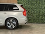 Volvo XC90 T8 AWD Recharge R-Design Long Range | Luchtvering | Stoelventilatie | Trekhaak | 360° Camera | Harman Kardon | 455pk | Schuifdak | Stoelmassage | Adaptieve Cruise Control | Stoelverwarming voor+achter | Stuurwielverwarming | 20 Inch | Full LED meesturende koplampen | Pilot Assist | BLIS Dode Hoek Detectie | Elektrische voorstoelen geheugen | Nappa lederen bekleding | Lederen dashboard | Elektrisch verstelbare zijwangen | Keyless Drive | Parkeersensoren voor+achter | Privacy Glass | Elektrisch bedienbare achterklep | Gelamineerde/geluidwerende zijramen | Geïntegreerde zongordijnen achterportieren | 7-Persoons | 4-Zone Climate Control | DAB Radio | Apple Carplay/Android Auto | Draadloos telefoon opladen | Verlichte instaplijsten | Volvo On Call met mobiele App functie | Bright Silver Metallic |