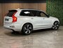 Volvo XC90 T8 AWD Recharge R-Design Long Range | Luchtvering | Stoelventilatie | Trekhaak | 360° Camera | Harman Kardon | 455pk | Schuifdak | Stoelmassage | Adaptieve Cruise Control | Stoelverwarming voor+achter | Stuurwielverwarming | 20 Inch | Full LED meesturende koplampen | Pilot Assist | BLIS Dode Hoek Detectie | Elektrische voorstoelen geheugen | Nappa lederen bekleding | Lederen dashboard | Elektrisch verstelbare zijwangen | Keyless Drive | Parkeersensoren voor+achter | Privacy Glass | Elektrisch bedienbare achterklep | Gelamineerde/geluidwerende zijramen | Geïntegreerde zongordijnen achterportieren | 7-Persoons | 4-Zone Climate Control | DAB Radio | Apple Carplay/Android Auto | Draadloos telefoon opladen | Verlichte instaplijsten | Volvo On Call met mobiele App functie | Bright Silver Metallic |