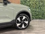 Volvo EX40 Single Motor Extended Range Ultra 82 kWh | 100% SoH | Schuifdak | 360° Camera | All Season banden | Harman Kardon | Adaptieve Cruise Control | Bestuurdersstoel elektrisch geheugen | Stoel en Stuurwielverwarming | 19 Inch | Passagiersstoel elektrisch | Microtech / alcantara bekleding met wit stiksel en bies | Zitting verlenging voorstoelen | Pilot Assist | BLIS Dode Hoek Detectie | Warmtepomp | Google Infotainment | Keyless Drive | Parkeersensoren voor+achter | Privacy Glass | Elektrisch bedienbare achterklep | Draadloos telefoon opladen | DAB Radio | Apple Carplay/Android Auto | Volvo On Call met mobiele App functie | Sage Green Metallic |